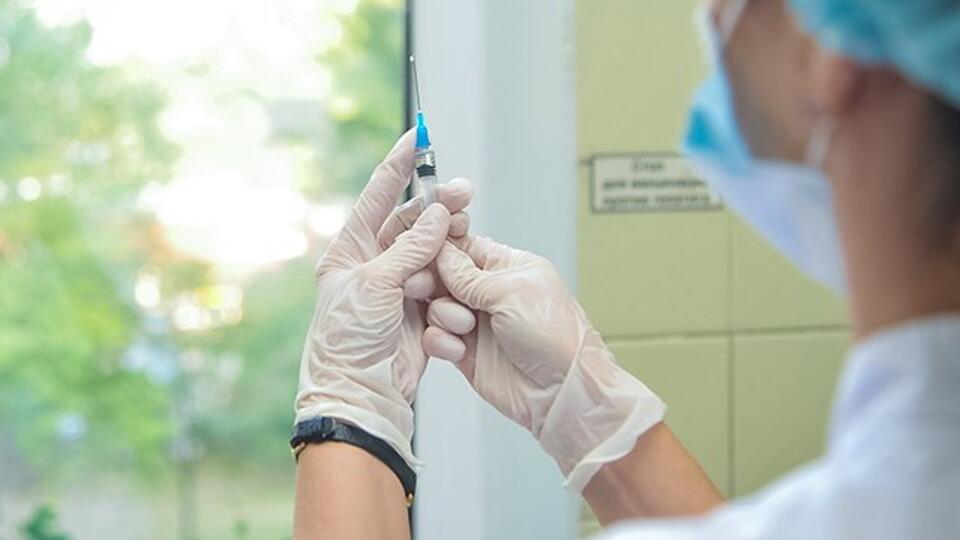Массовая вакцинация от коронавируса в РФ может начаться в начале осени