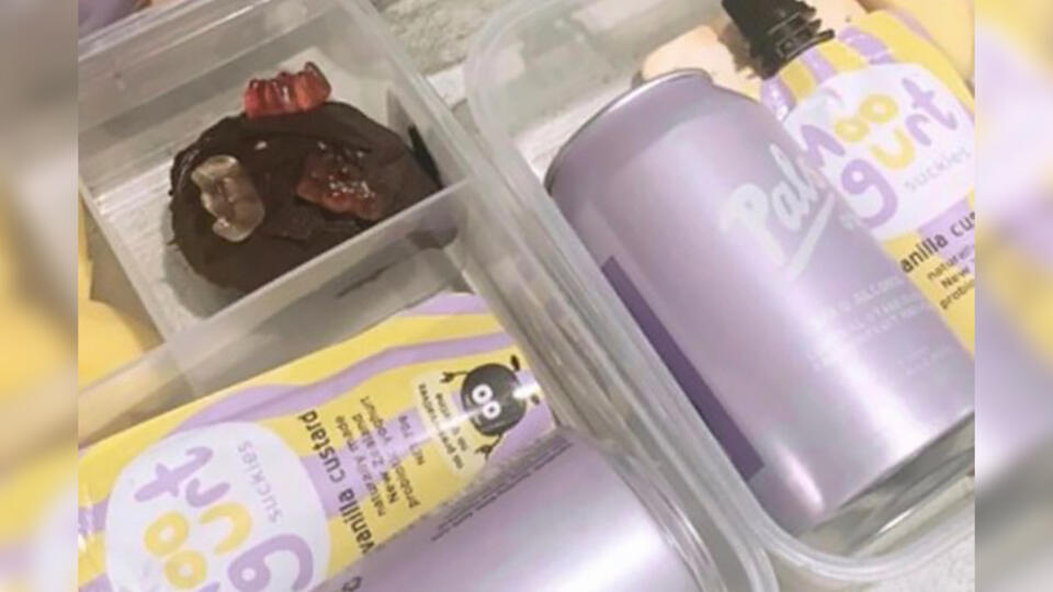 Мать положила безалкогольную водку в ланч детей и возмутила Сеть