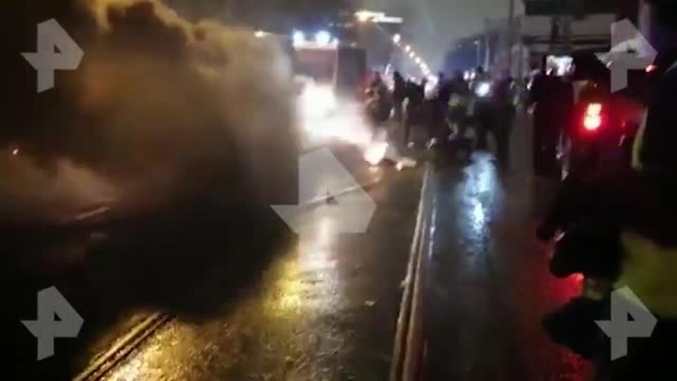 Протестующие бросили дымовую шашку в сторону силовиков в Москве