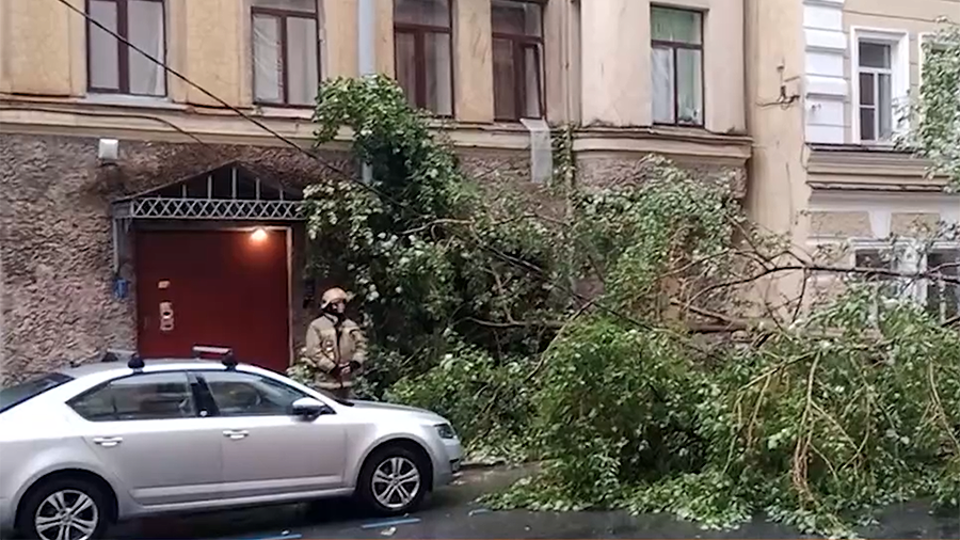 Машины плыли, затопило метро: последствия мощного шторма в Петербурге