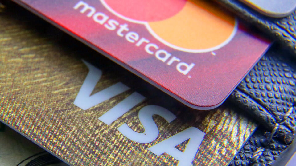 Альфа-Банк продлит срок действия карт Mastercard и Visa до 2028 года