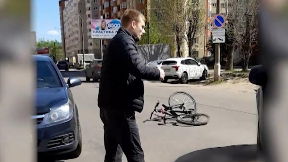 Водитель сбил курьера на велосипеде и избил его в Подмосковье