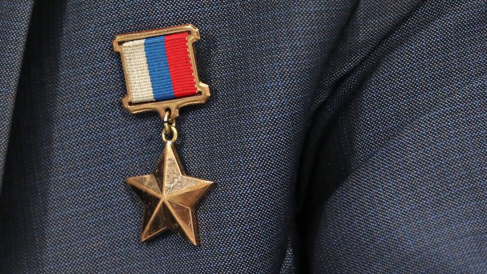 Шойгу вручил медали Героев России командирам бригад морской пехоты