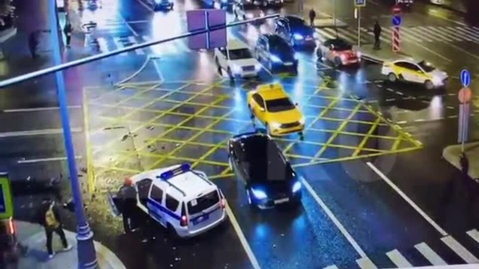 Момент ДТП с полицейской машиной в центре Москвы