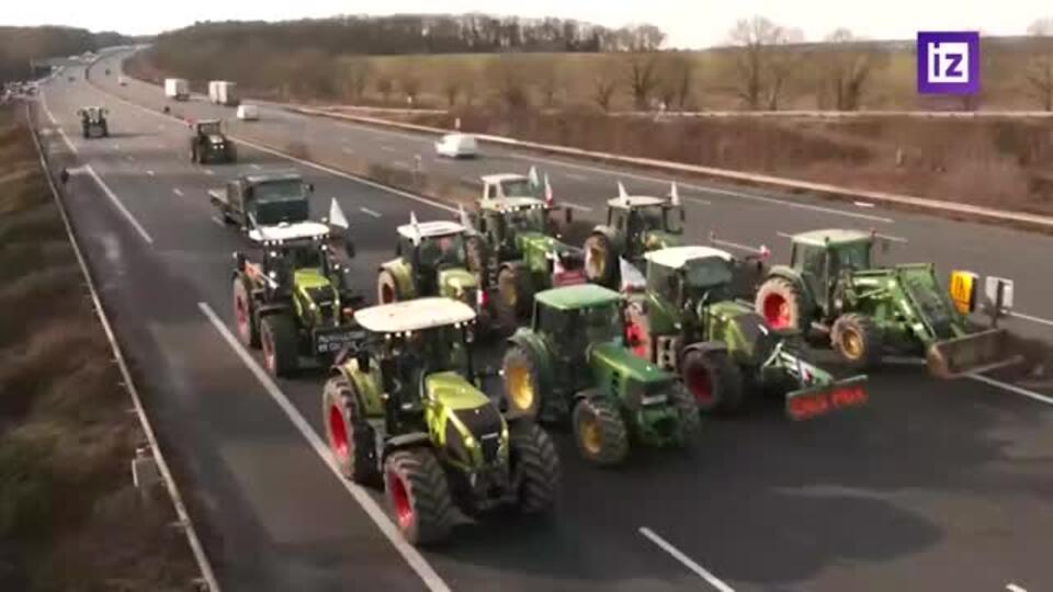 Протестующие фермеры начали блокировать трассы вокруг Парижа.