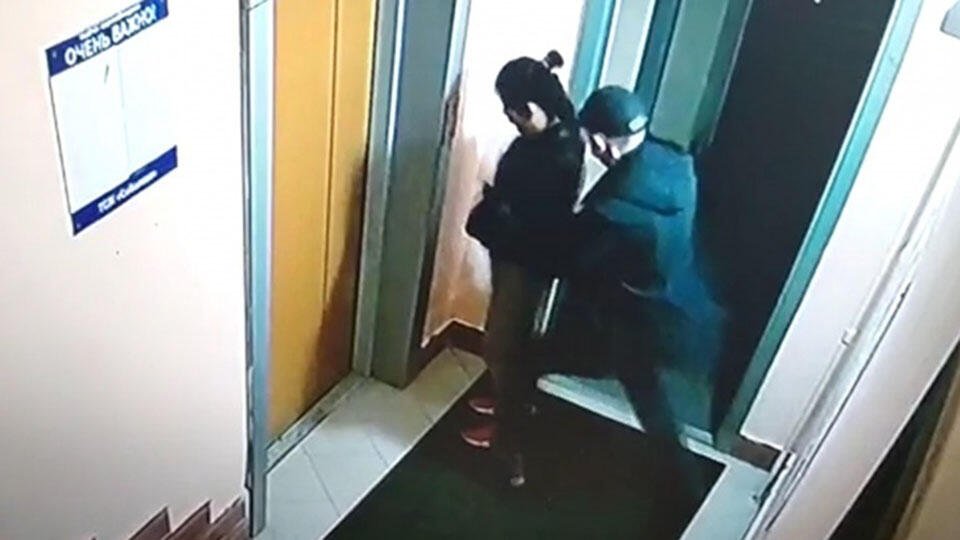 Маму под камеру. Нападение на девушку в лифте. Нападение в лифте с ножом.