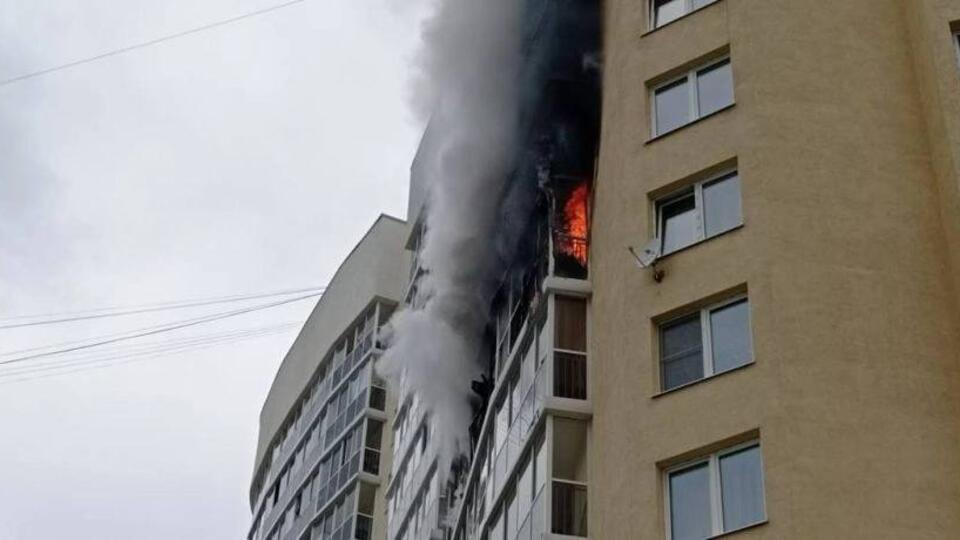 Пожар охватил несколько квартир екатеринбургской многоэтажки