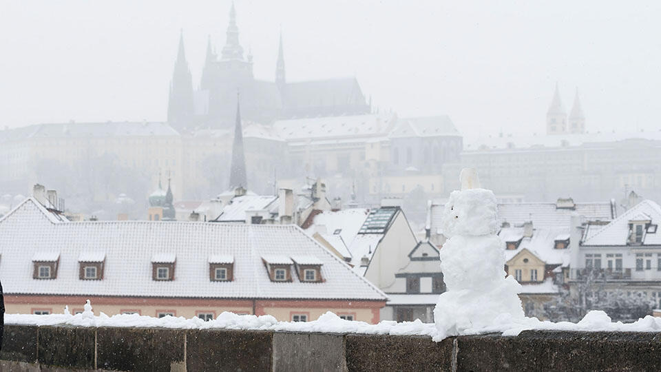 Снегопады парализовали движение поездов в Чехии
