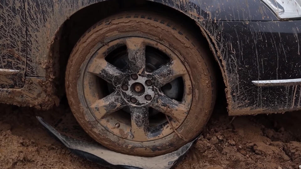 Почему грязь слетая с вращающихся колес сначала летит почти по прямой