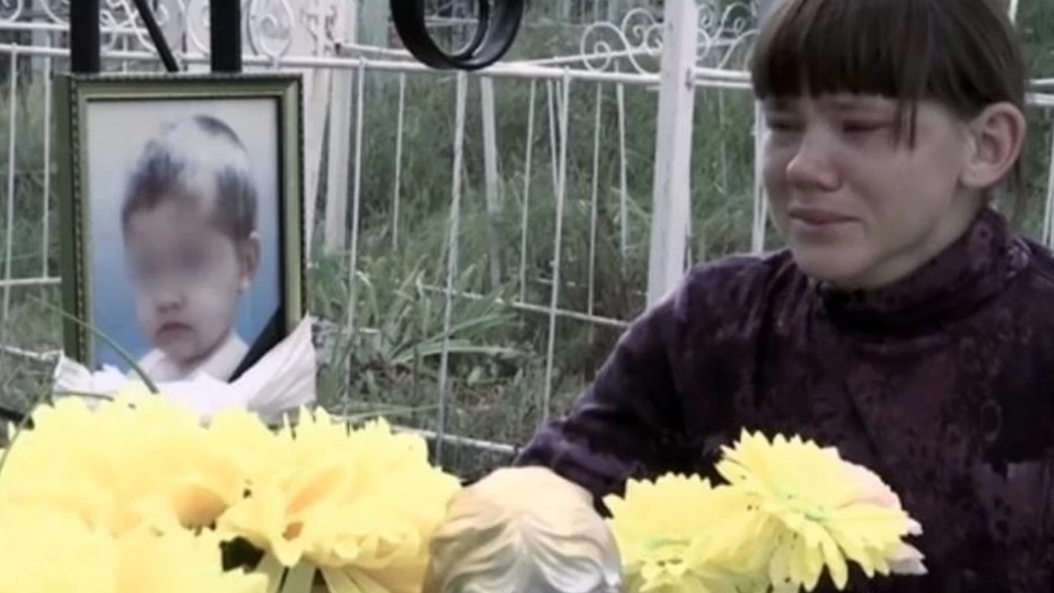 Трое детей россиянки, сына которой убил сожитель, помещены в детдом