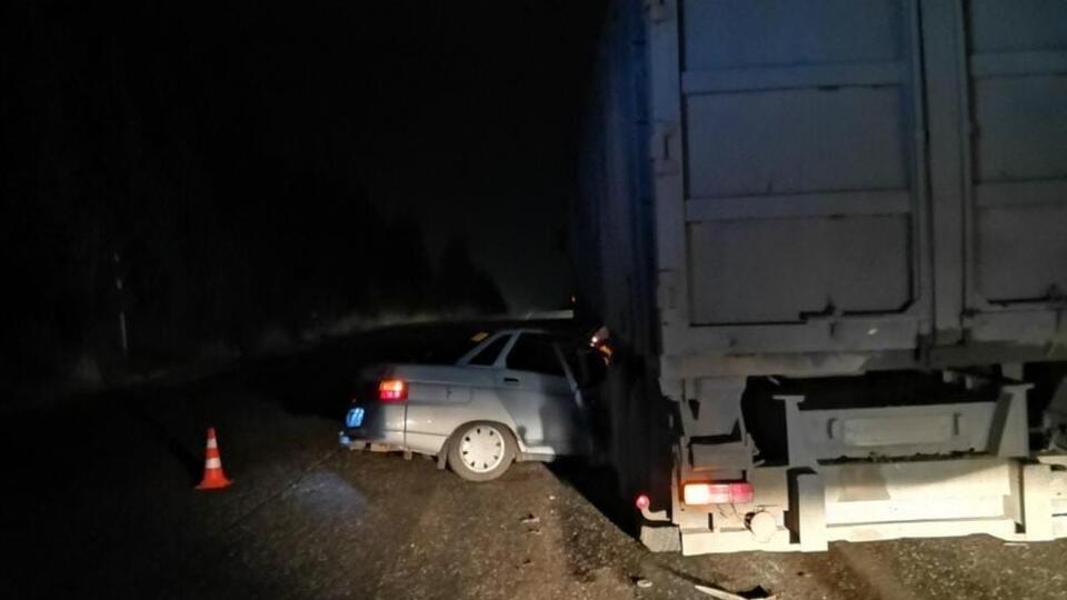 Пять человек пострадали в ДТП грузовика и легковушки под Кировом