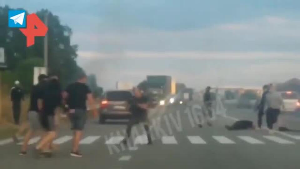 Видео нападения радикалов на автобус с активистами под Харьковом
