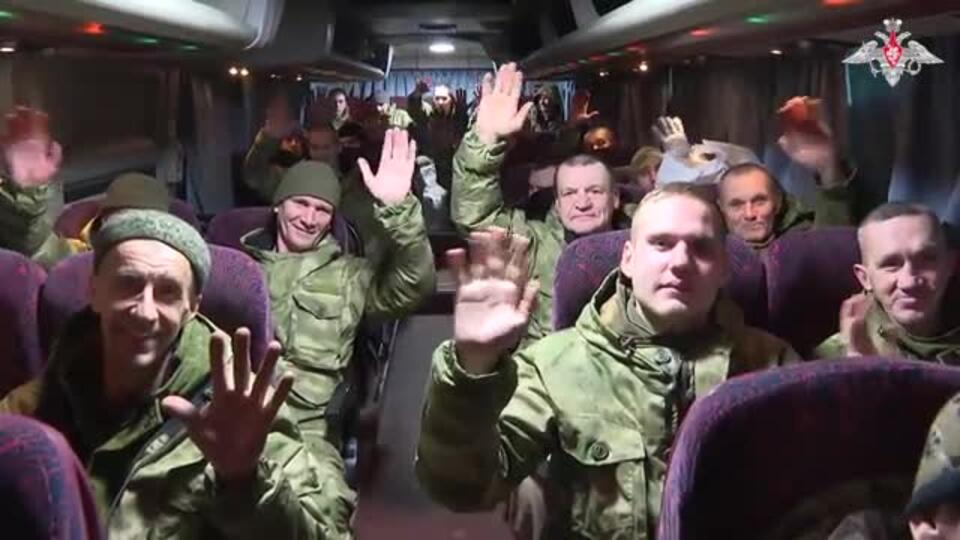 Освобожденных из плена ВСУ российских военных доставили в Москву