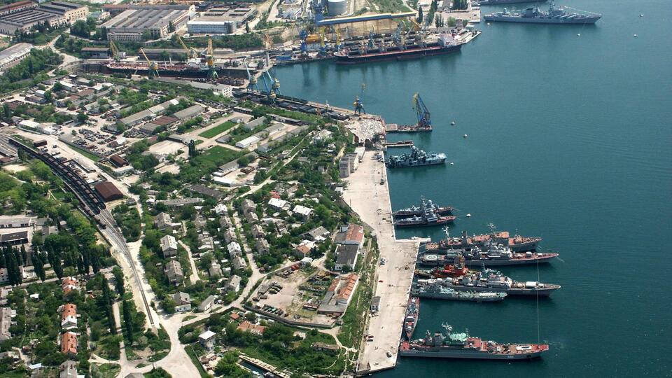 В Севастополе остановили движение морского пассажирского транспорта