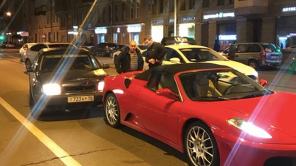 В Петербурге произошло ДТП с участием суперкара Ferrari