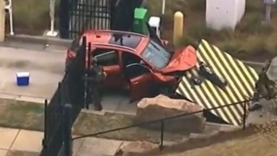 Fox News: автомобиль протаранил ворота отделения ФБР возле Атланты
