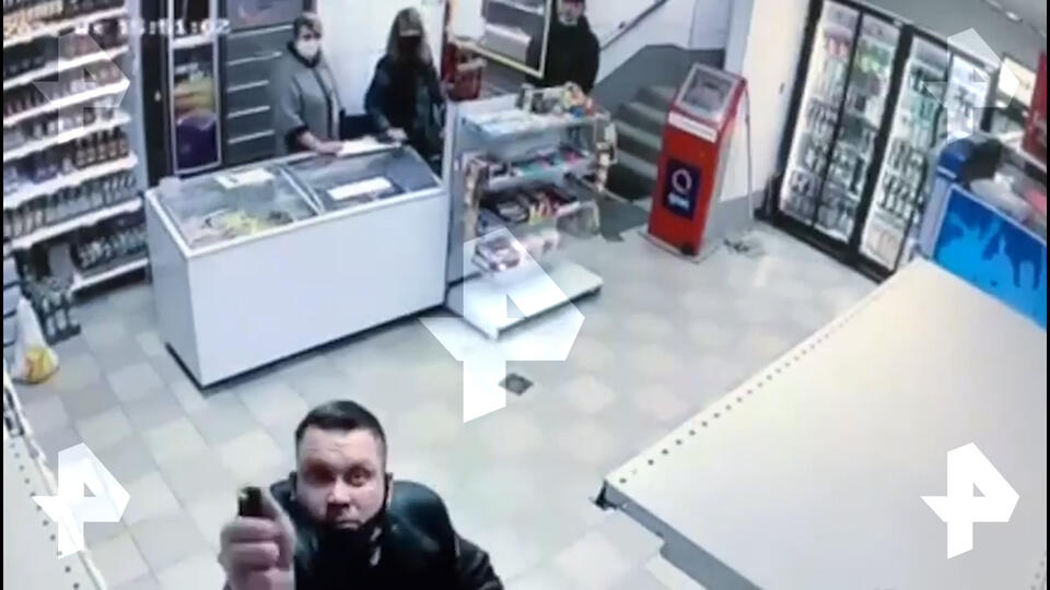 Воры с пистолетом напали на продуктовый в Петербурге