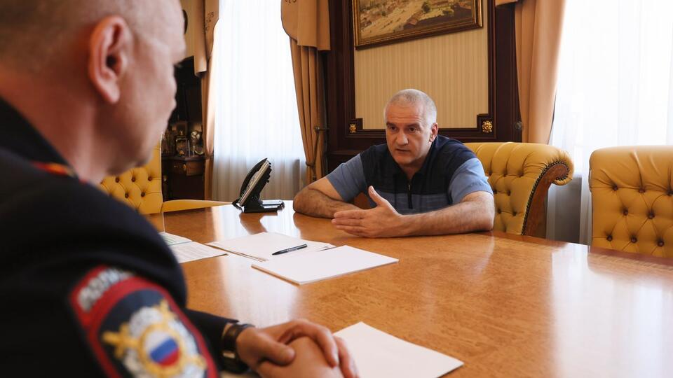 Глава Крыма Аксенов подписал указ о запрете мигрантам работать в 35 сферах
