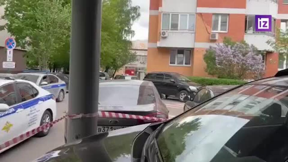 Изрезанное ножом тело мужчины возле многоэтажки нашли на западе Москвы