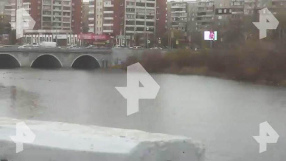 Кадры с места, где мать из Челябинска выбросила тело малыша в реку