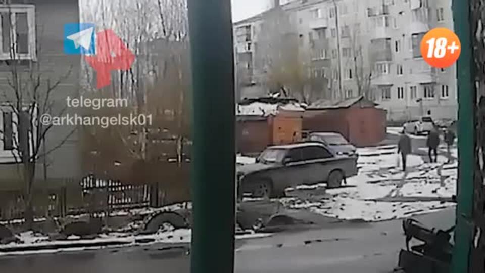 Мужчину ударили и два раза переехали на машине в Архангельске