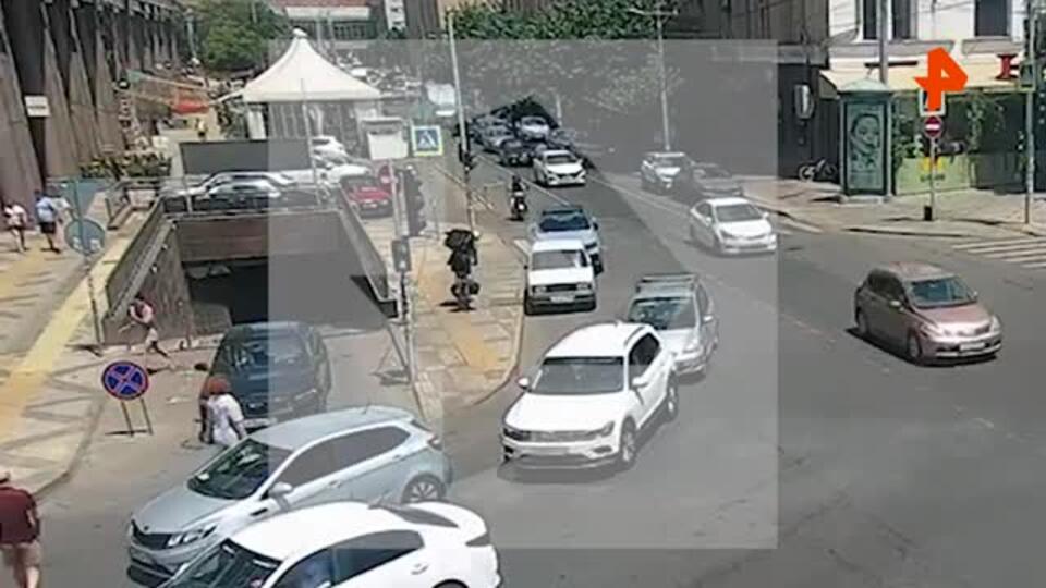 Момент падения BMW с парковки ТЦ в Краснодаре попал на видео