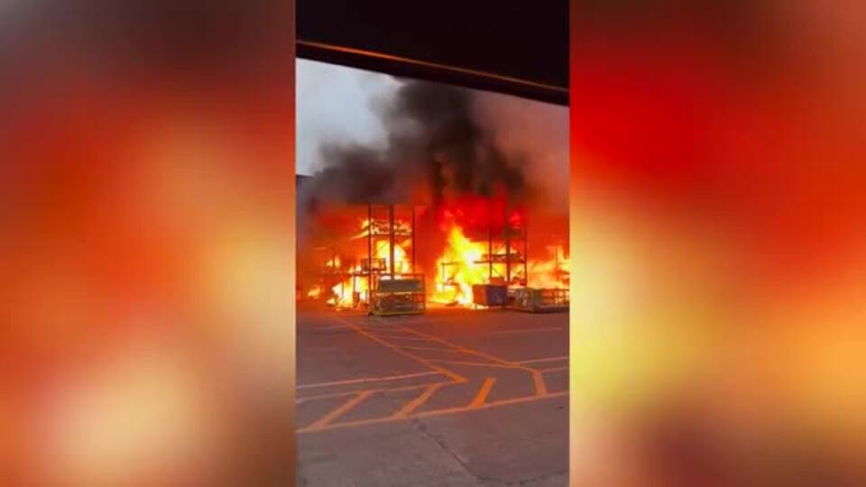 Крупный пожар охватил завод по производству грузовиков в США