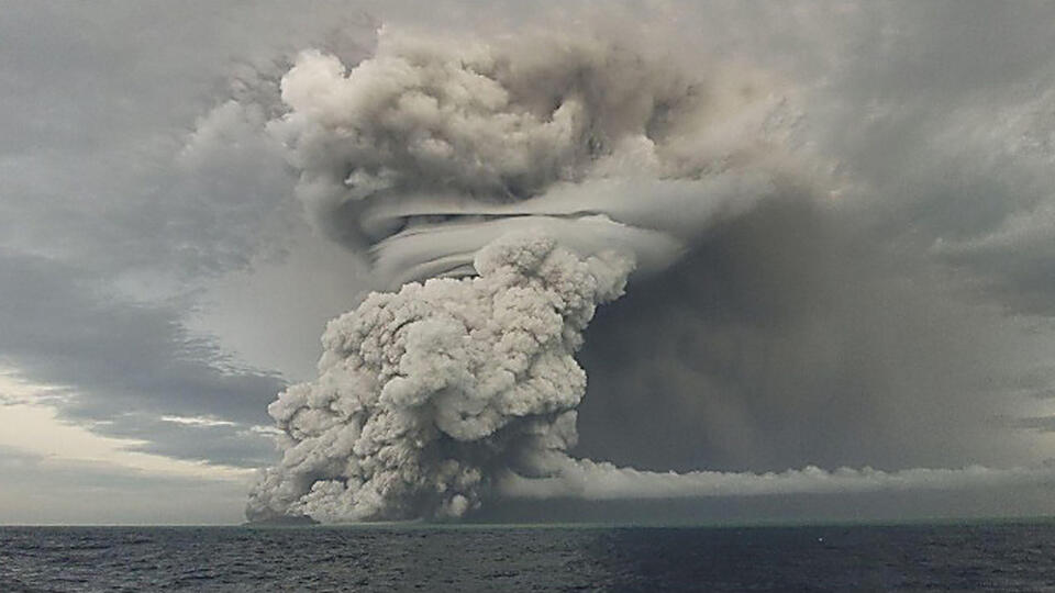 Последствия крупнейшего извержения вулкана в XXI веке. Фото: © www.globallookpress.com/Tonga Geological Services/Keystone Press Agency