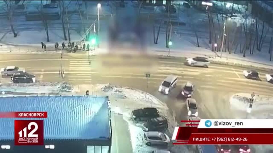 В Красноярске водитель сбил двух детей, проскочив на 