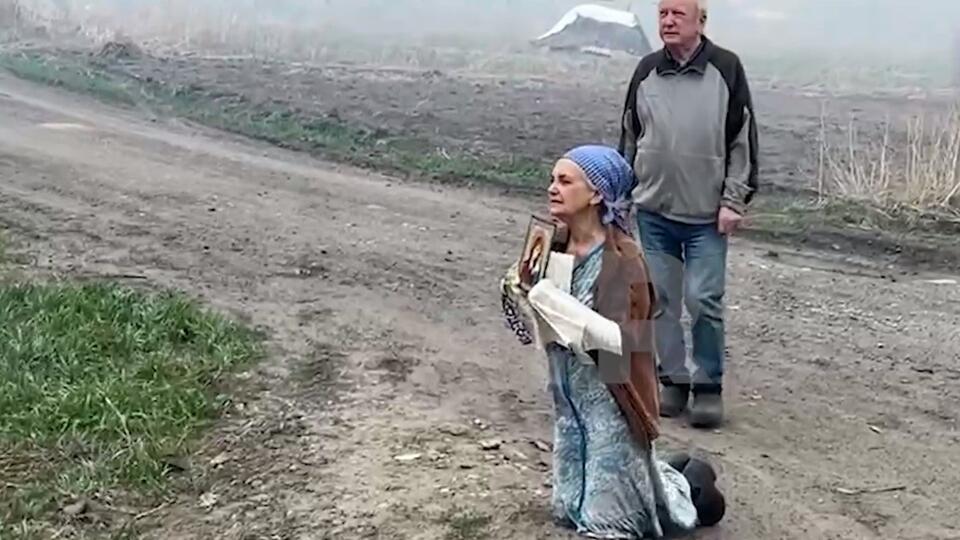 Бабушка на коленях и с иконой молится о прекращении пожара под Тюменью