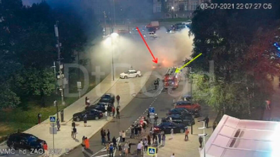 Пламя охватило Ferrari посреди дороги в Москве