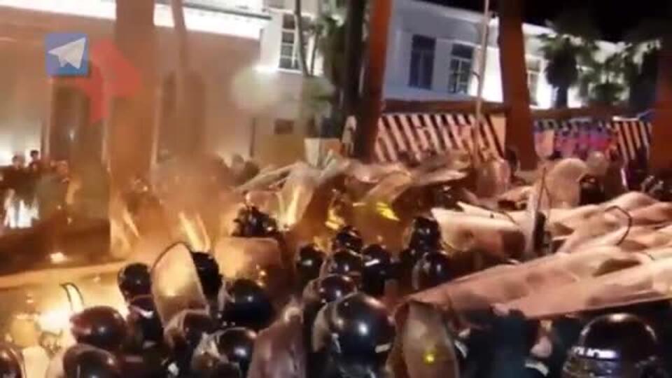 Протестующие забросали полицию коктейлями Молотова в Грузии