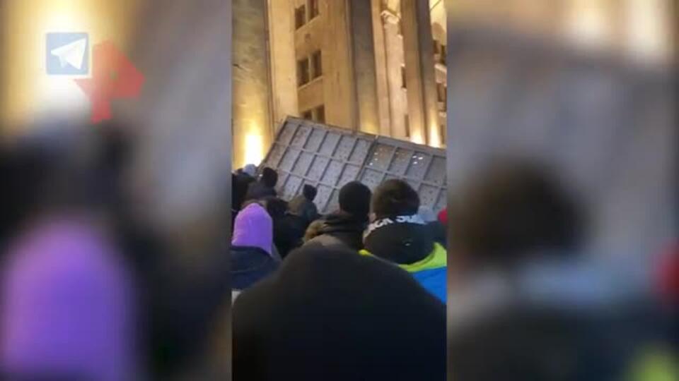 Протестующие прорвали баррикаду у парламента в Грузии