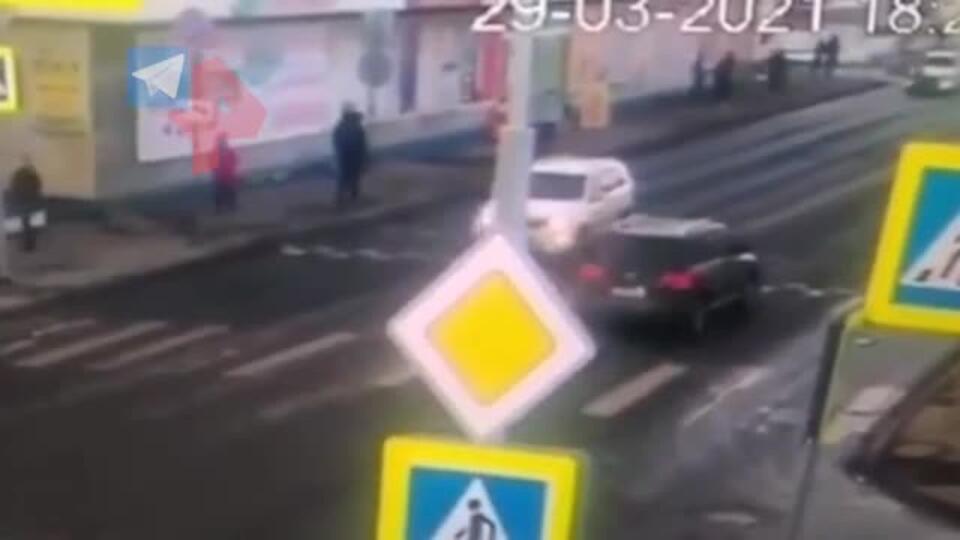 Машина сбила перебегавшего через дорогу мальчика в Архангельске