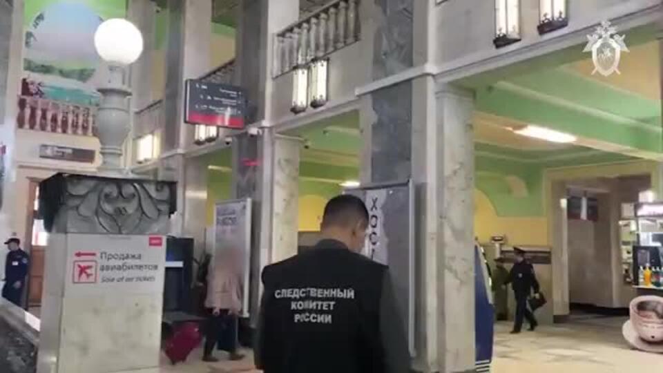 Мужчина скинул маленькую дочь со второго этажа в Барнауле и попал под поезд