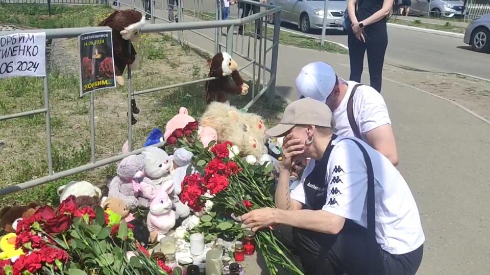 Люди несут цветы и игрушки к месту смертельного ДТП в Благовещенске