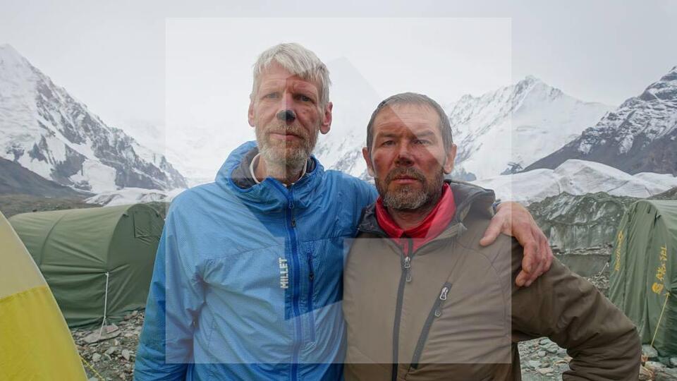 Наговицину с переломом ноги сфотографировали при попытке спасения с пика Победы. Фото: © РЕН ТВ