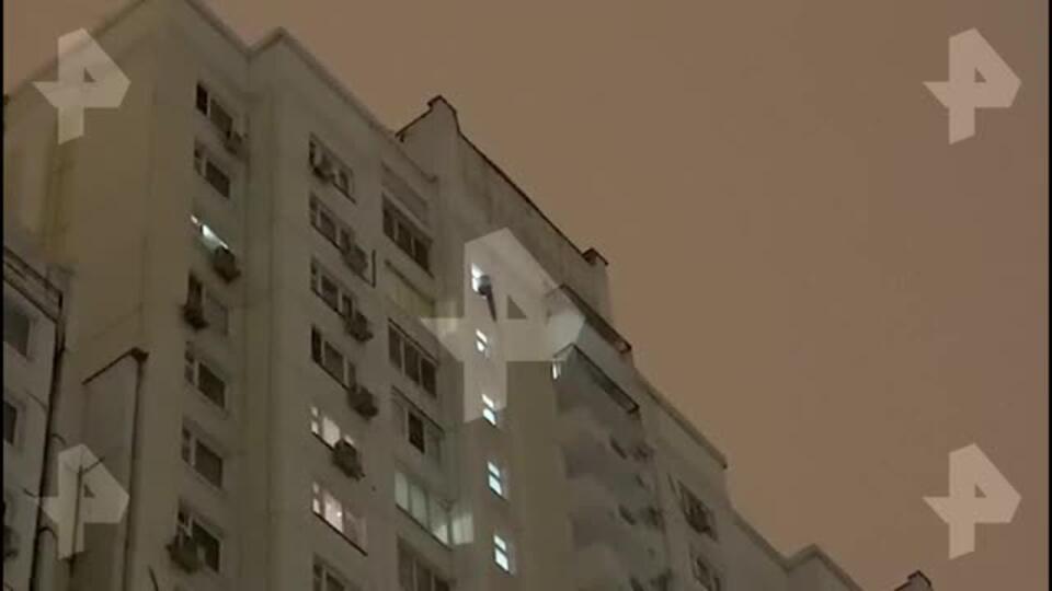 Заблокировавшийся с оружием мужчина выбрался за окно дома в Москве