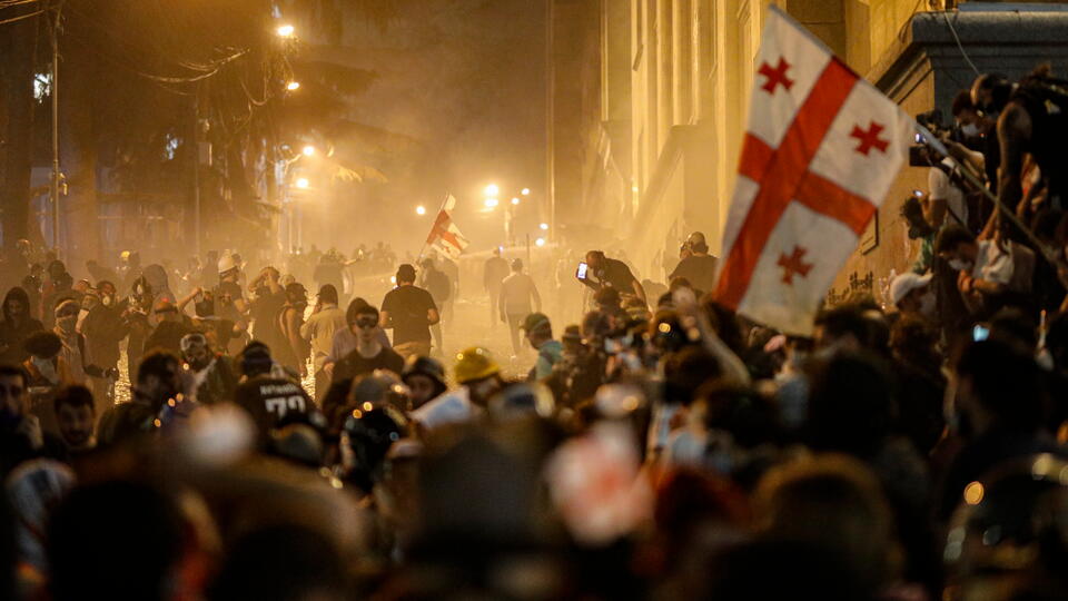 Митингующие установили баррикады в Тбилиси