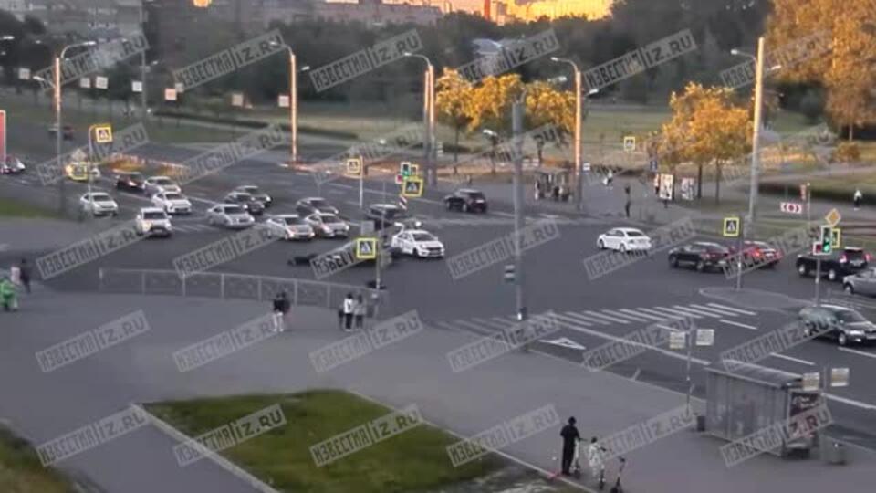 Отлетел от удара: лихач на мотоцикле попал в ДТП в Петербурге