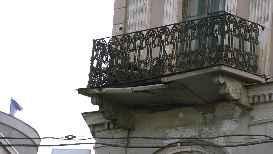 Тело убитого мужчины нашли на общем балконе коммуналки в Петербурге