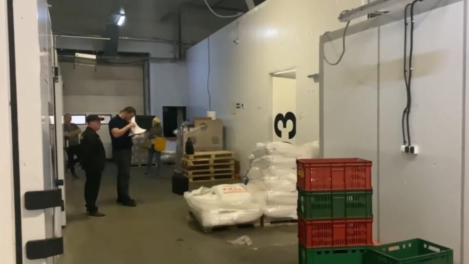 СК провел обыски после отравления людей едой из доставки в Москве