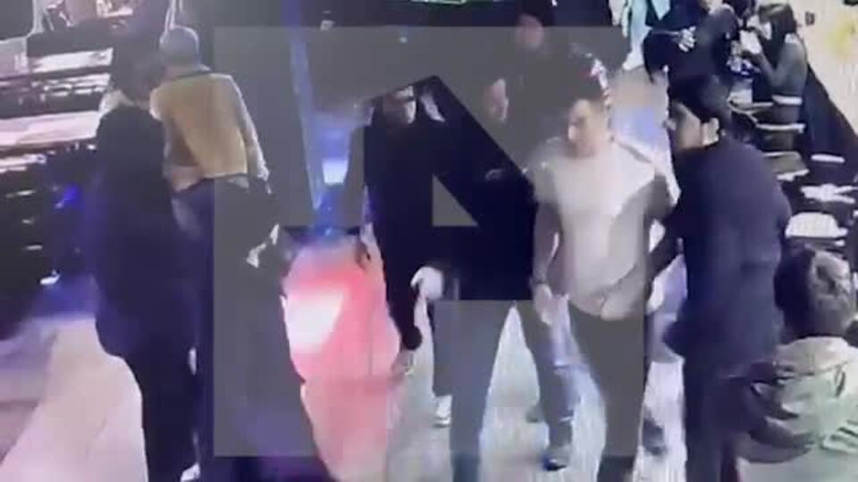 Камера сняла, как дебоширы избили участника СВО в баре на Ставрополье