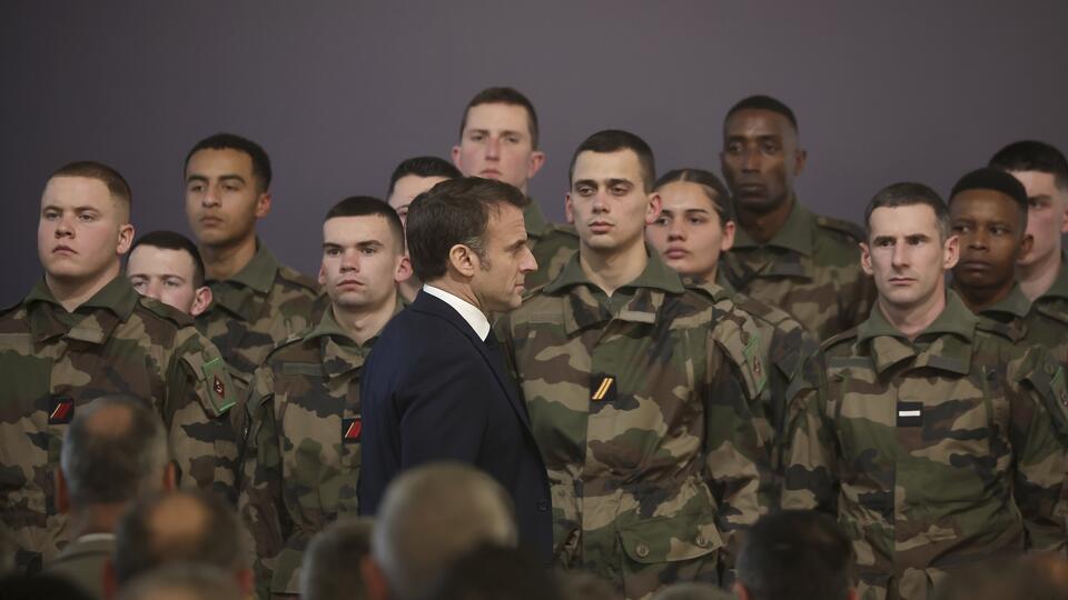 Президент Франции Макрон во время посещения военно-морской базы на севере Франции