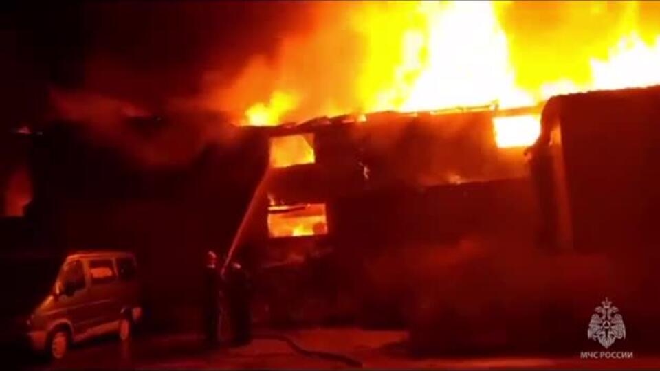 Крупный пожар разгорелся в московском банном комплексе