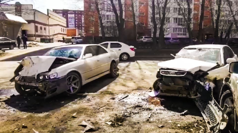 Пять человек пострадали при столкновении четырех машин в Томске