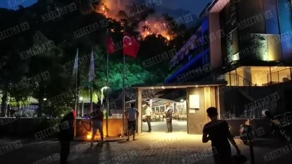Пожар приближается к отелям в турецком Ичмелере
