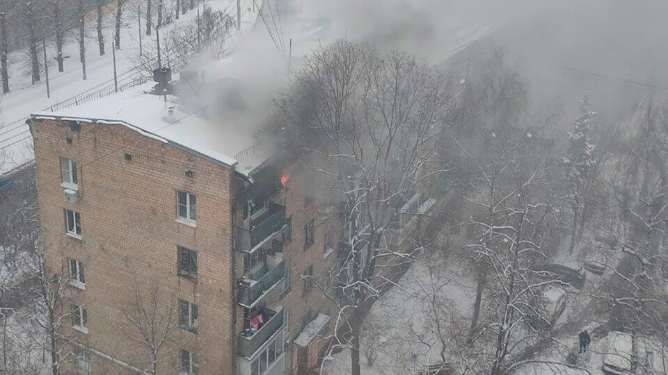 Пожар охватил жилой дом на западе Москвы
