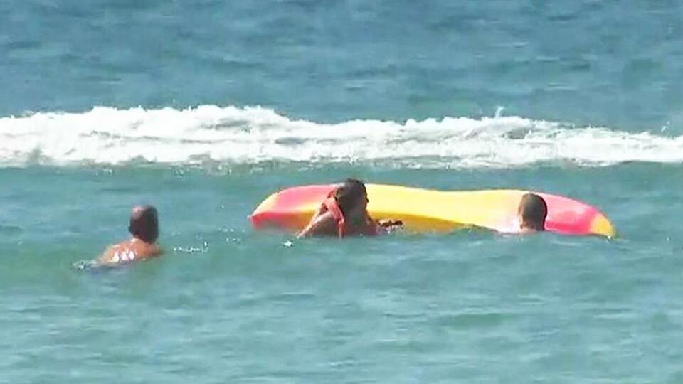 Президент Португалии спас 2 женщин из бушующего океана