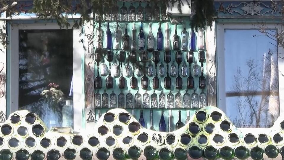 Из стеклотары можно построить целое поместье и сэкономить несколько сотен тысяч рублей. Фото: © Кадр из программы "Купи-продай", РЕН ТВ